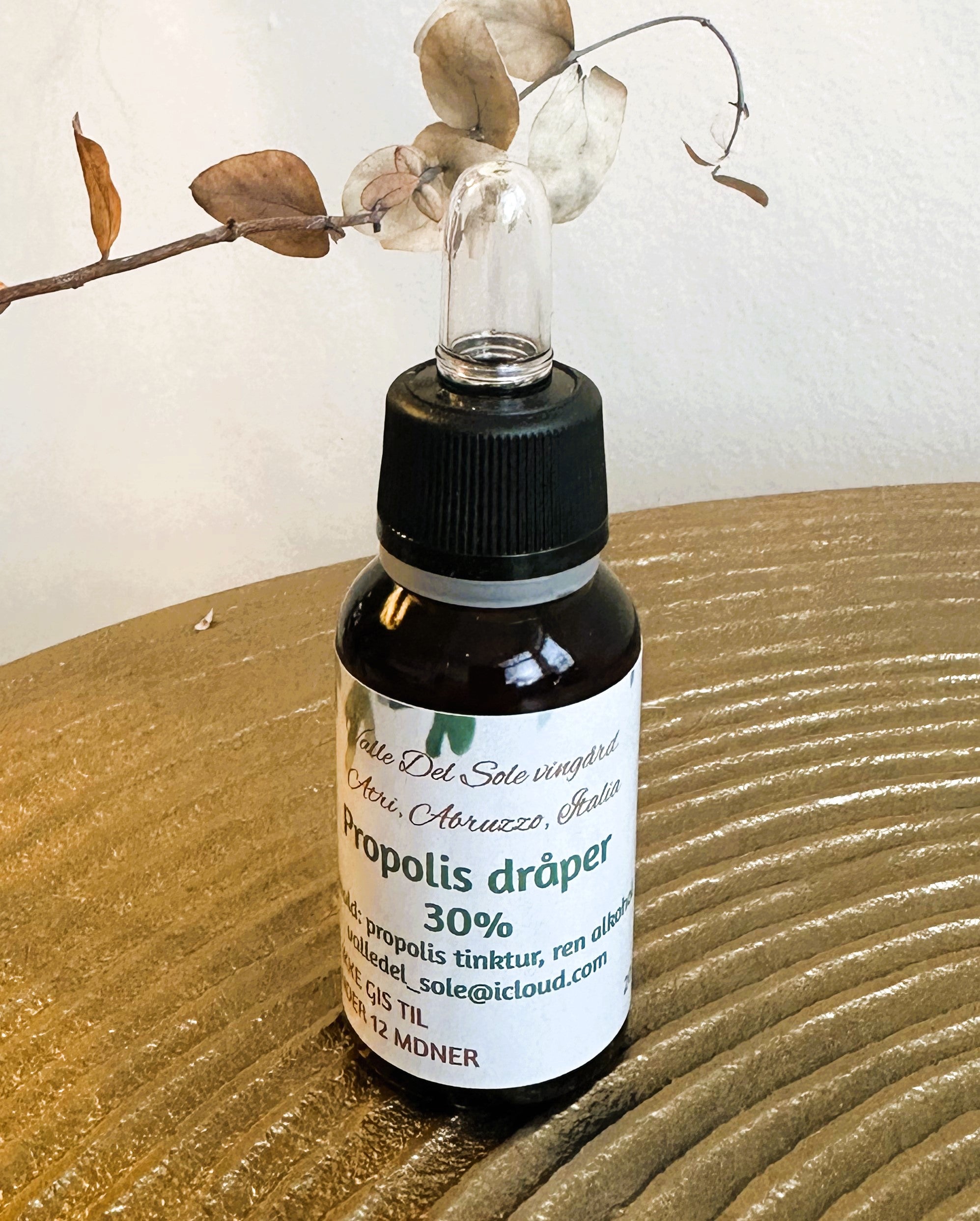 Kraftfull propolis tinktur fra gårdens egne bier i Atri.